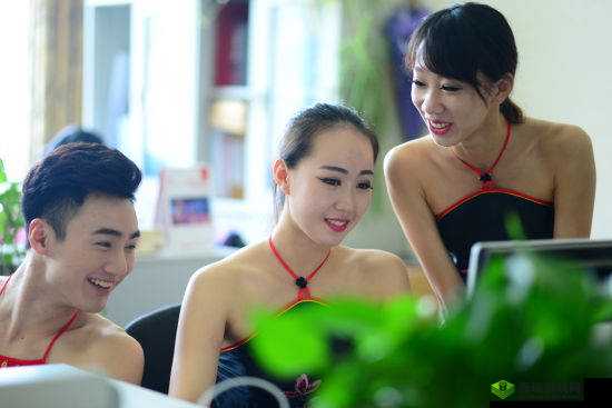 公司老板要求真空上班怎么办：员工如何应对